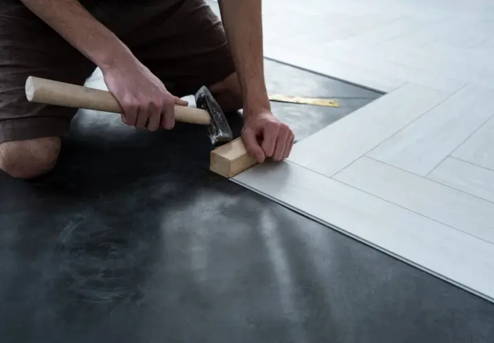 Installazione di un nuovo pavimento in laminato chiaro. Scopri quanto costa rifare il pavimento con questo stile moderno.