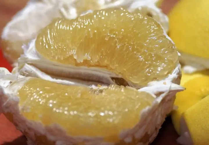 Soczysty pomelo, owoc bogaty w witaminę C, zachwyca swoimi segmentami.
