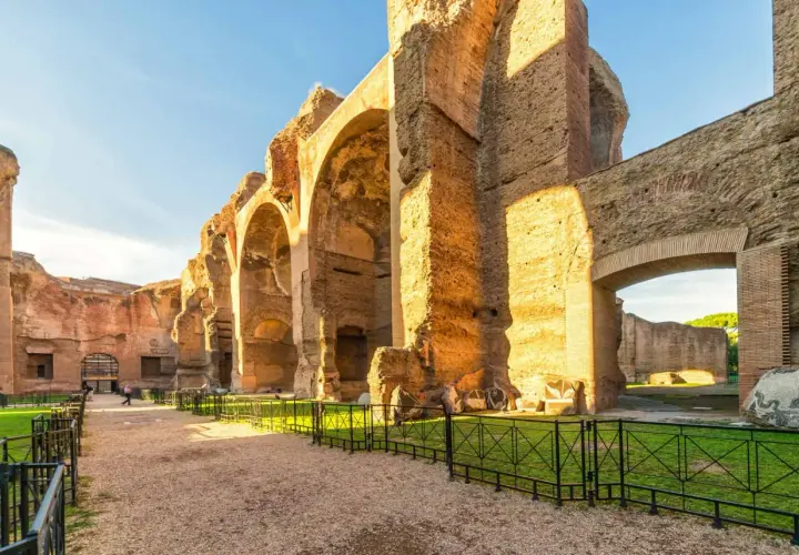 Vestiges impressionnants du **bain de Caracalla** à Rome, avec ses arches massives en briques et pierre, baignées par le soleil.