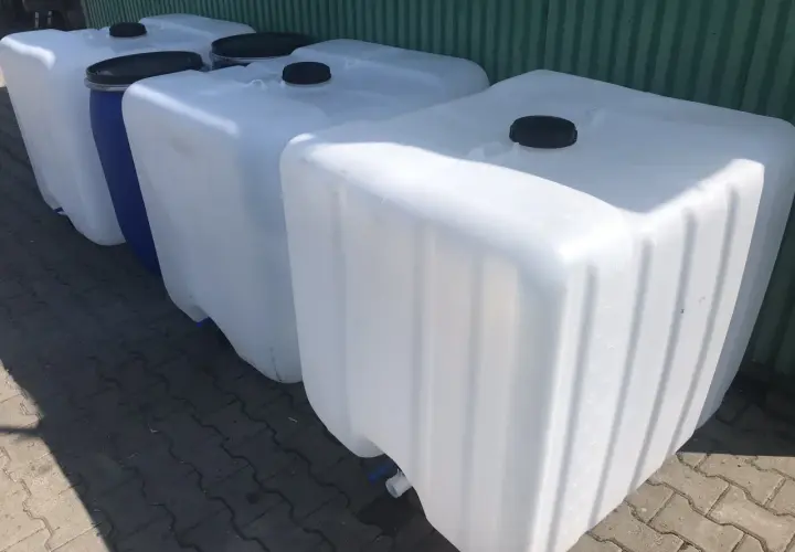 Kilka białych i jeden niebieski mauzer stoją obok siebie. Zastanawiasz się, ile waży pusty mauzer?