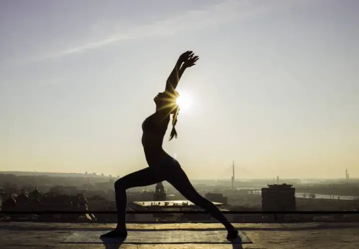 Vinyasa Flow joga: Co to jest? Korzyści i praktyczne wskazówki