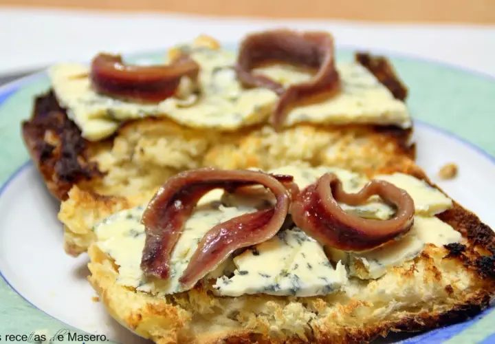 Tostada con queso azul y anchoas. Una combinación deliciosa que responde a la pregunta: ¿qué queso combina con anchoas?