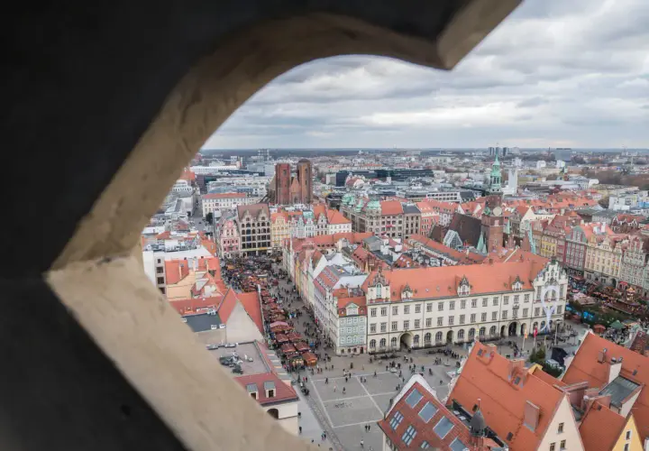 Widok na Rynek we Wrocławiu, z widocznymi straganami jarmarku. To piękna nowa wieś wrocławska.