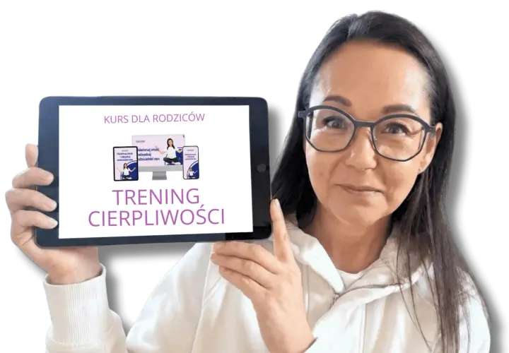 Kobieta prezentuje tablet z kursem "Trening Cierpliwości" dla rodziców. Dowiedz się, jak nauczyć się cierpliwości i odzyskać spokój.