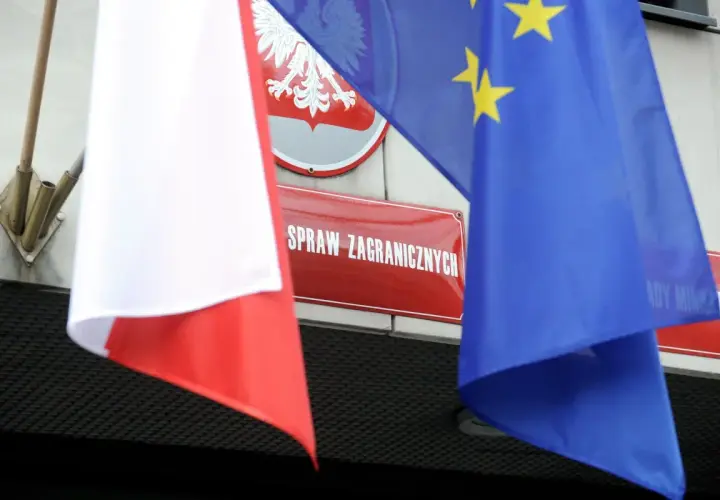 Flagi Polski i UE przed budynkiem Ministerstwa Spraw Zagranicznych. Czy to symbol ograniczenia pracy konsulatu w Izraelu?