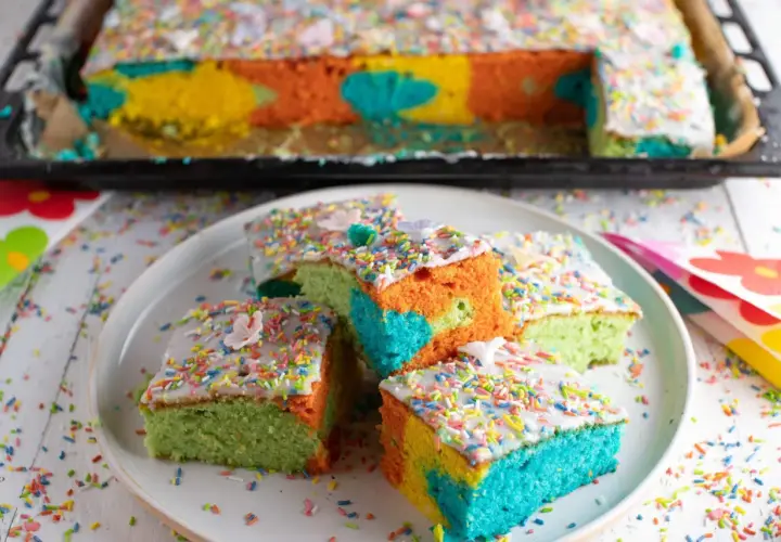 Bunter Papageienkuchen mit Zuckerguss und Streuseln, ein tolles Rezept für Kinder.