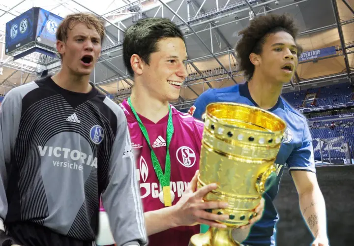 Drei junge Schalker Spieler mit Pokal. Links ein Torwart, Mitte ein Mittelfeldspieler mit Medaille, rechts ein Angreifer.