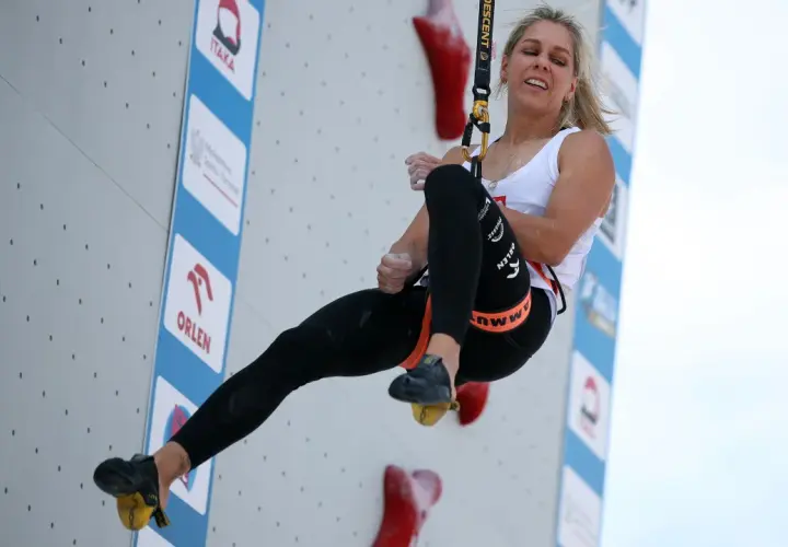 Zawodniczka wspina się po ścianie podczas zawodów o puchar świata we wspinaczce sportowej.