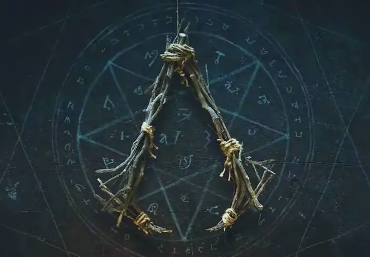 Wróżby i symbole na tle, wiszący amulet z gałązek. Zapowiedź Assassin's Creed Hexe.