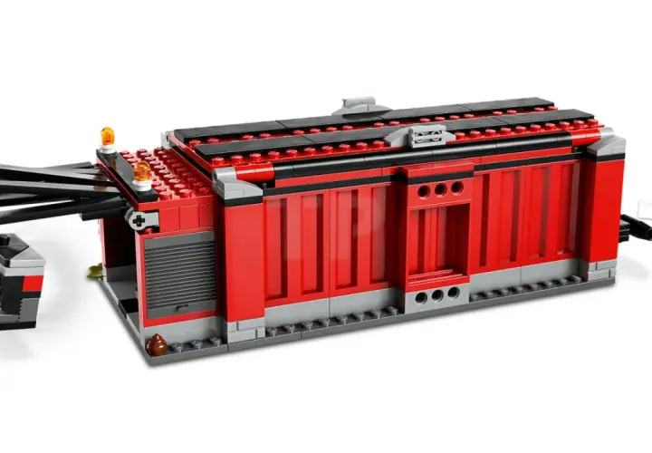 Rotes Lego-Gebäude mit schwarzen und grauen Akzenten, das wie ein Schrottplatz aussieht.