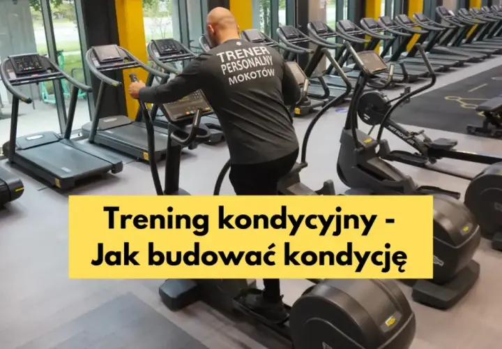 Mężczyzna w koszulce "Trener Personalny Mokotów" ćwiczy na orbitreku. W tle bieżnie i wioślarze, idealne do treningu wytrzymałościowego.