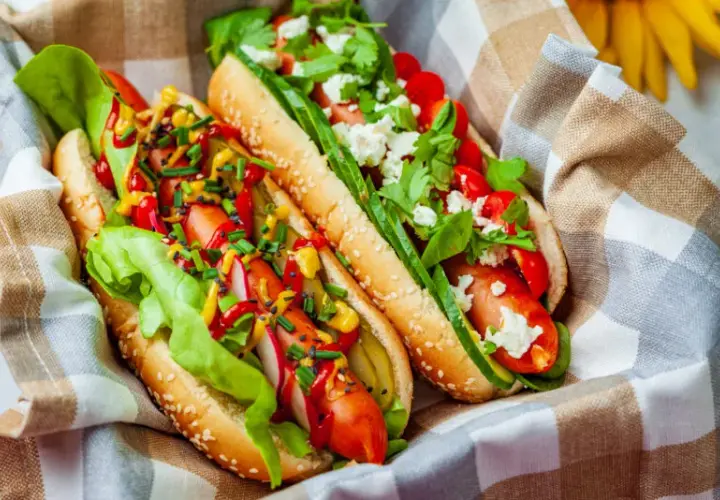 Najlepsze przepisy na hot dogi z grilla, które zachwycą gości