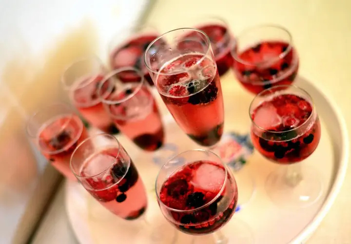 Szklanki z różowym napojem i owocami leśnymi. Czy alkohol zamarza? W tych drinkach z pewnością nie, bo są pyszne!