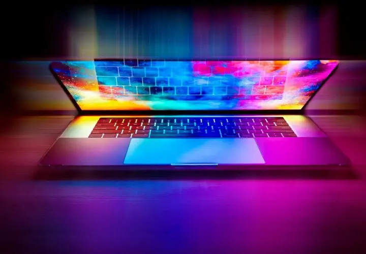 Un portátil con pantalla y teclado iluminados con colores vibrantes. Ideal para saber cómo saber el modelo de mi portátil y explorar su interior.