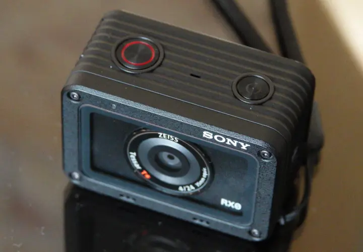 Kompaktowy aparat Sony RX0 z obiektywem Zeiss Tessar T*.