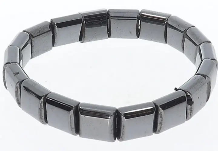 Armband aus facettierten Hämatit-Steinen. Was ist Hämatit? Ein Mineral, das für seinen metallischen Glanz bekannt ist.