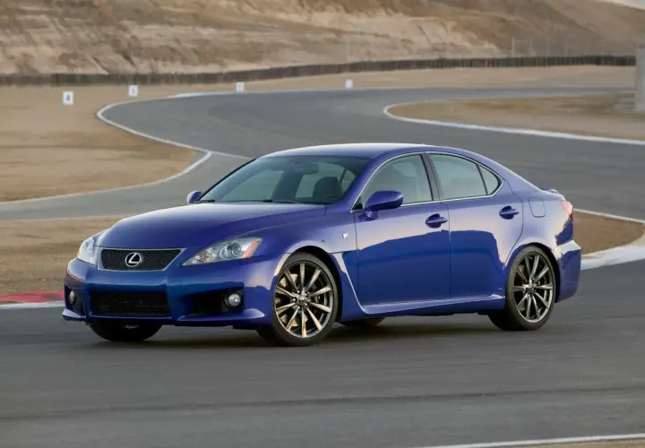 Niebieski Lexus IS F na torze wyścigowym, gotowy do ostrej jazdy.