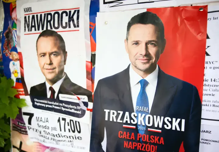 Plakaty wyborcze Karola Nawrockiego i Rafała Trzaskowskiego, zapowiadające prognozy wyborów prezydenckich.