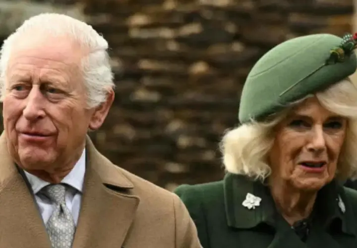 Król Karol i królowa Camilla, choć mają syna, wyglądają na zamyślonych.