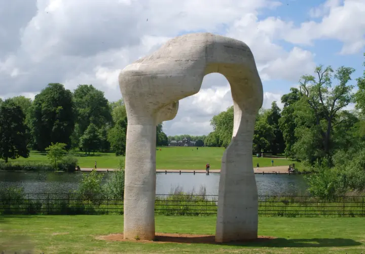 Henry Moore rzeźby: Dlaczego wciąż fascynują? Odkryj sekrety