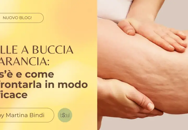 Mano che accarezza la pelle a buccia d'arancia, spiegando la differenza tra buccia d'arancia e cellulite.