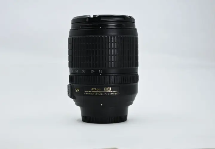 Obiektyw Nikon 18-105mm VR DX, idealny do krajobrazów, portretów i codziennych ujęć.