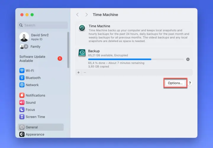 Einstellungen für die Time Machine konfigurieren. Ein Backup wird gerade erstellt.