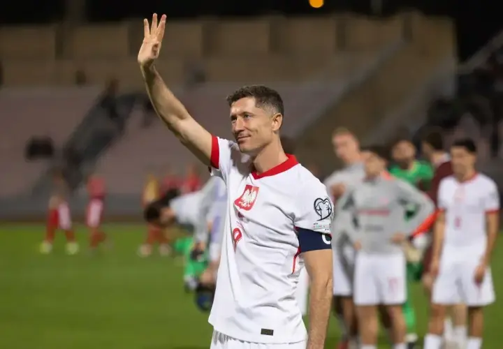 Robert Lewandowski, jeden z najlepszych polskich napastników, pozdrawia kibiców.