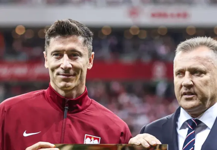 Robert Lewandowski z selekcjonerem Czesławem Michniewiczem podczas ceremonii.