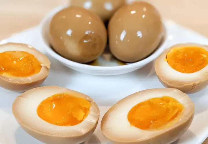 Oeufs marinés pour ramen, avec des jaunes coulants et une saveur riche. Parfaits pour garnir votre bol de nouilles.