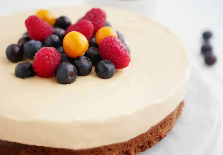 Enkel tårta med dulce de leche, toppad med färska bär som hallon, blåbär och physalis. En läcker dessert som passar alla tillfällen.