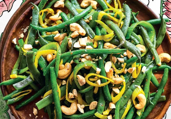Deliziosa insalata di fagiolini croccanti con anacardi tostati e peperoni gialli a julienne, un contorno fresco e saporito.