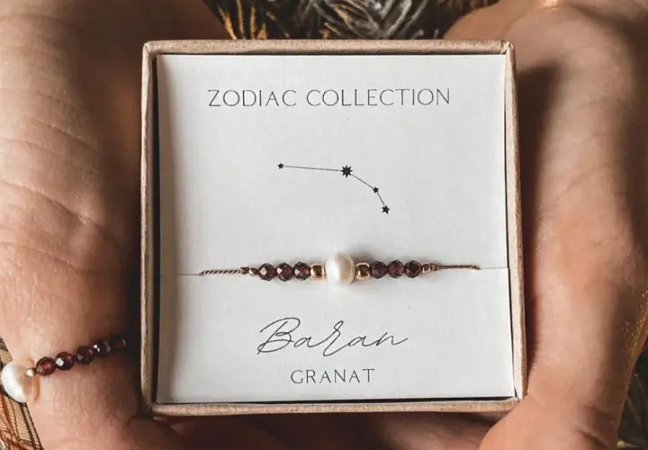 Bransoletka z granatów i perłą, symbol Barana. Idealny prezent dla każdego, kto ceni sobie piękno kamieni i astrologię.
