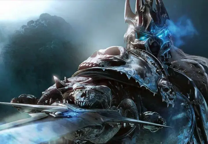 Mroczny Lich King w zbroi z czaszkami, z lodowym mieczem w dłoni, emanuje zimną mocą.