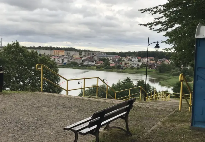 Ławka na początku chmielno trasa, z widokiem na jezioro i miasteczko.