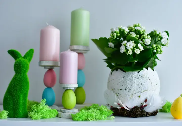 Zielony, trawiasty zajączek i świece na jajkach tworzą urocze ozdoby wielkanocne DIY.