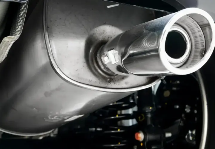 Układ wydechowy BMW, być może z problemem DTC P0401. Widoczny tłumik i końcówka wydechu.