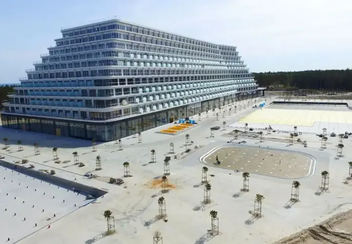 Nowy hotel Gołębiewski w Pobierowie wkrótce otwarty. Widok na nowoczesny obiekt i teren budowy.