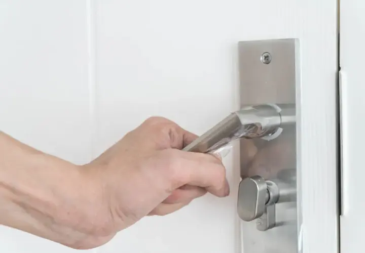 Jak naprawić zamek w drzwiach? Poradnik DIY i kiedy dzwonić po ślusarza