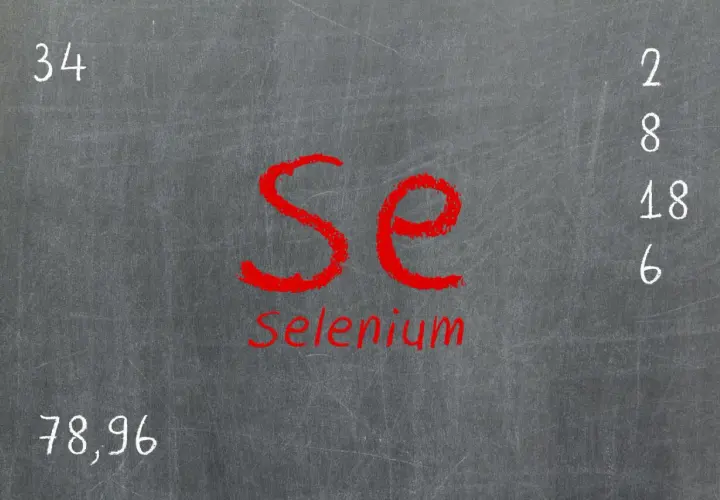 Na tablicy zapisano symbol pierwiastka Se (selen), jego liczbę atomową 34, masę atomową 78,96 oraz liczby 2, 8, 18, 6.