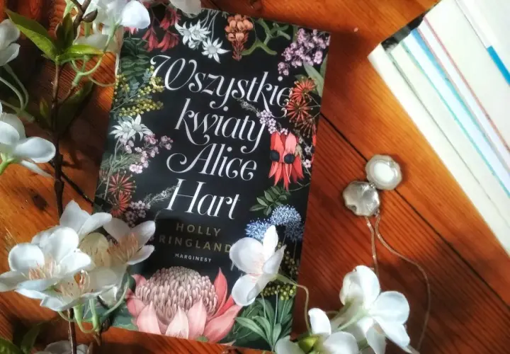 Wszystkie kwiaty Alice Hart otoczone białymi kwiatami, na drewnianym tle.