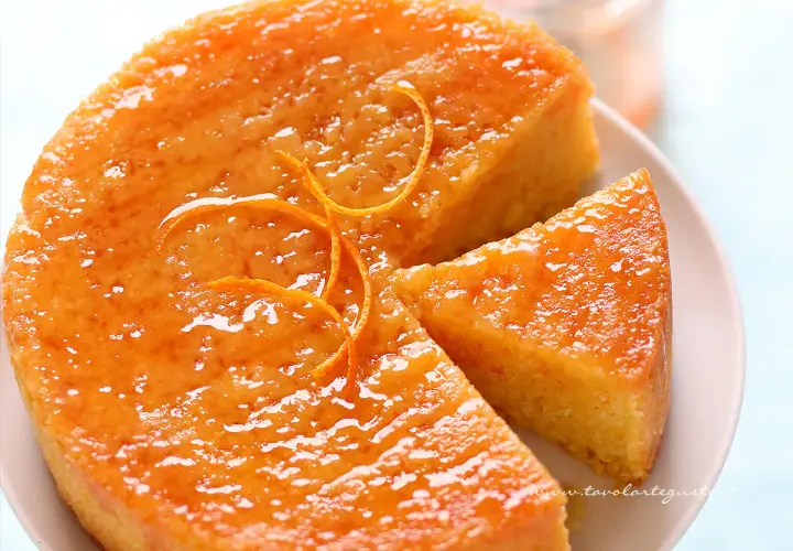 Torta soffice all'arancia, ricetta della nonna, con glassa lucida e scorzette candite. Un dolce profumato e invitante.