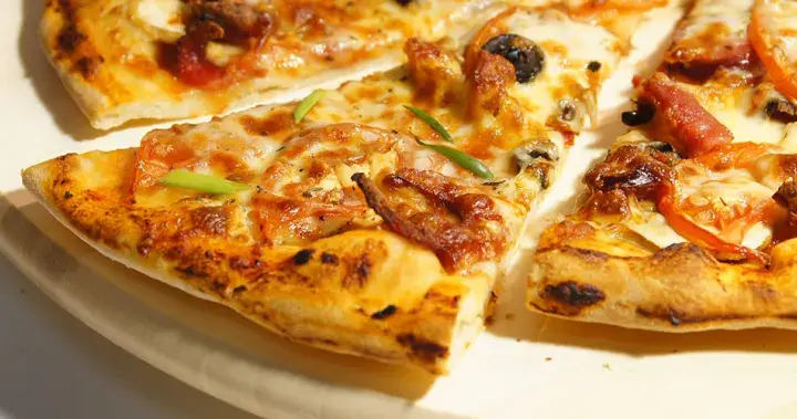 Ile kcal ma pizza 32 cm? Odkryj zaskakujące wartości kaloryczne