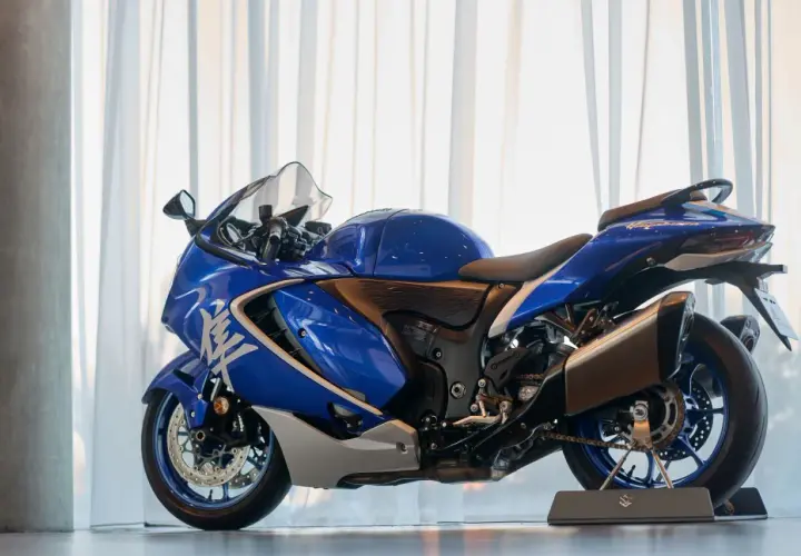 Błękitny motocykl Suzuki Hayabusa, idealny do rozważenia w ramach suzuki leasing. Lśniąca maszyna prezentuje się imponująco.