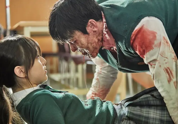 Dziewczyna patrzy na krwiożerczego zombie. Wszyscy są martwi, a ona walczy o życie.