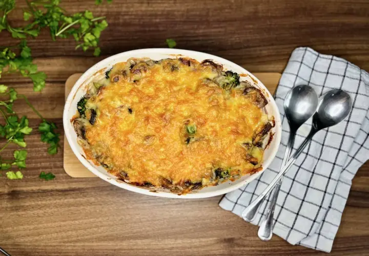 Zapiekanka z brokułami i pieczarkami: przepis jak z Kwestii Smaku