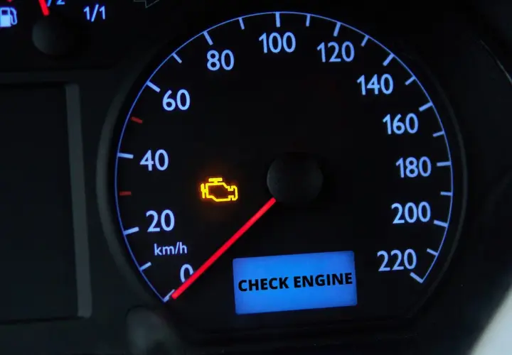 Kontrolka "Check Engine" świeci się na desce rozdzielczej. Dowiedz się, jak skasować błąd check engine bez komputera.