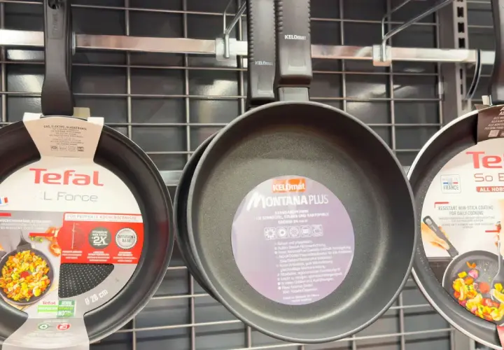 Poêles Tefal en aluminium, certaines avec revêtement antiadhésif. Attention au danger potentiel de l'aluminium chauffé.