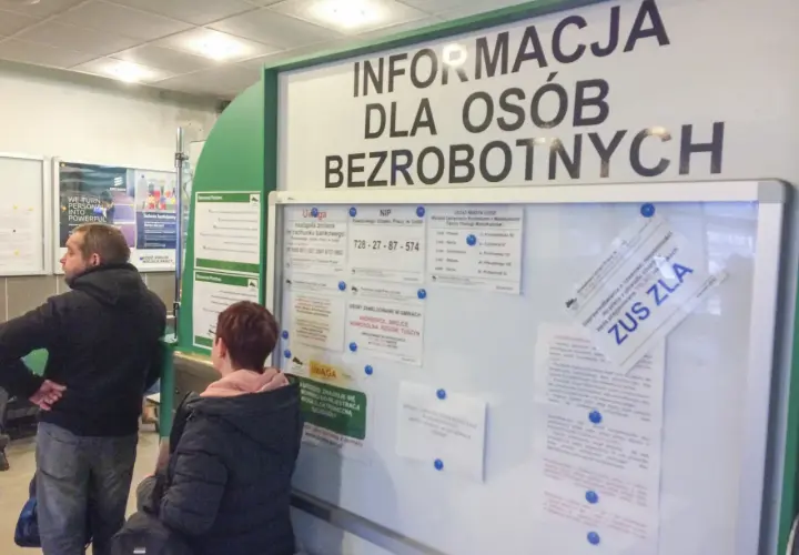 Informacja dla osób bezrobotnych, jak się zwolnić żeby dostać zasiłek dla bezrobotnych. Tablica z ogłoszeniami w urzędzie.