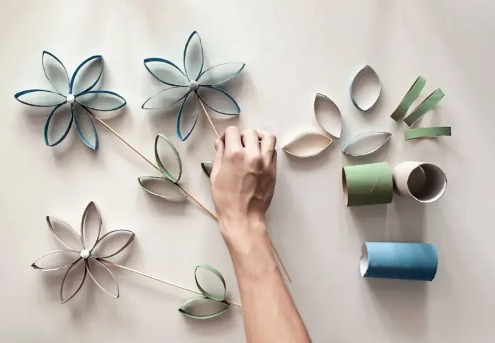 Fiori e foglie fatti con rotoli di carta: un'idea creativa per lavori con i bambini.